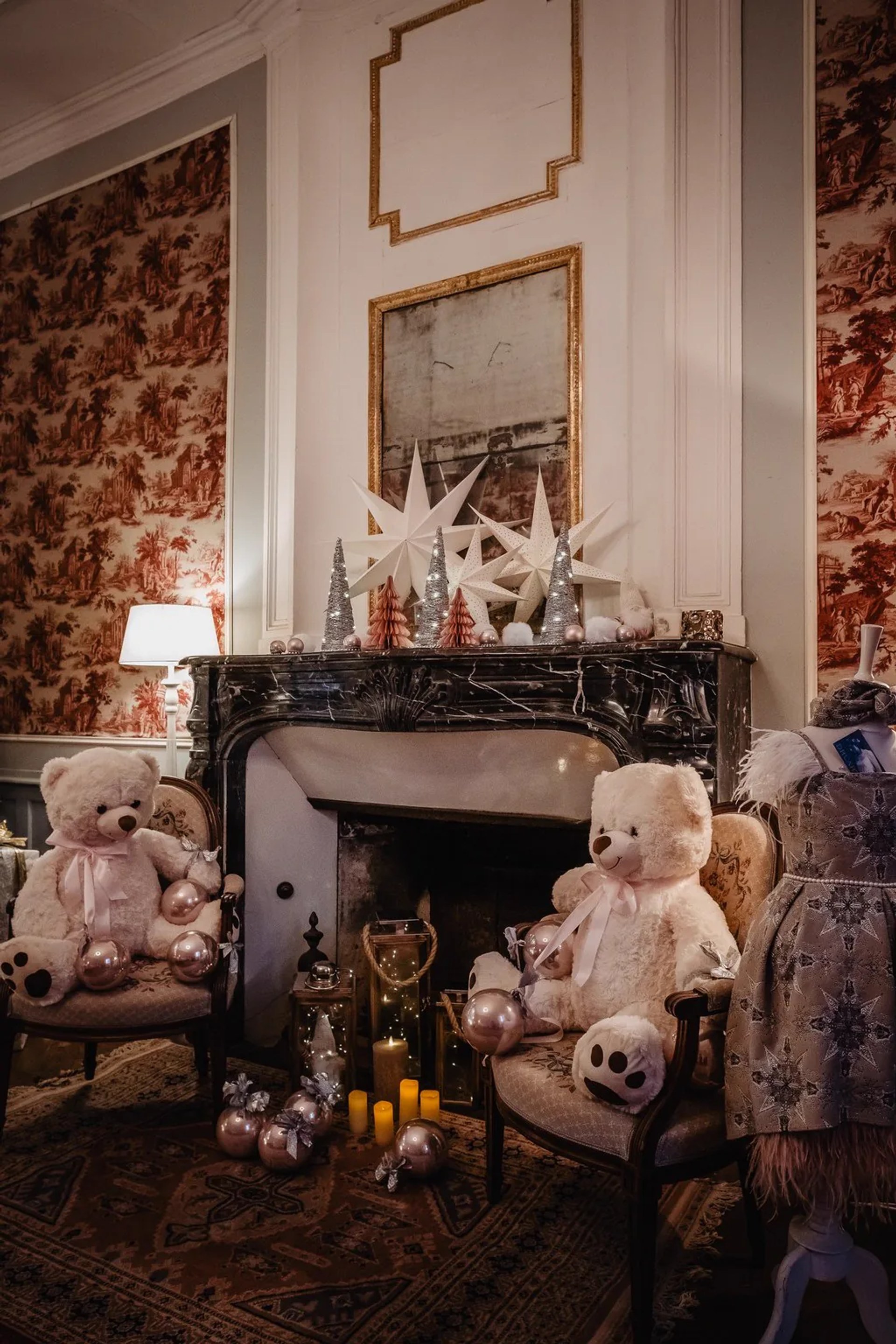 La cheminée décorée pour Noël, ses oursons et ses étoiles