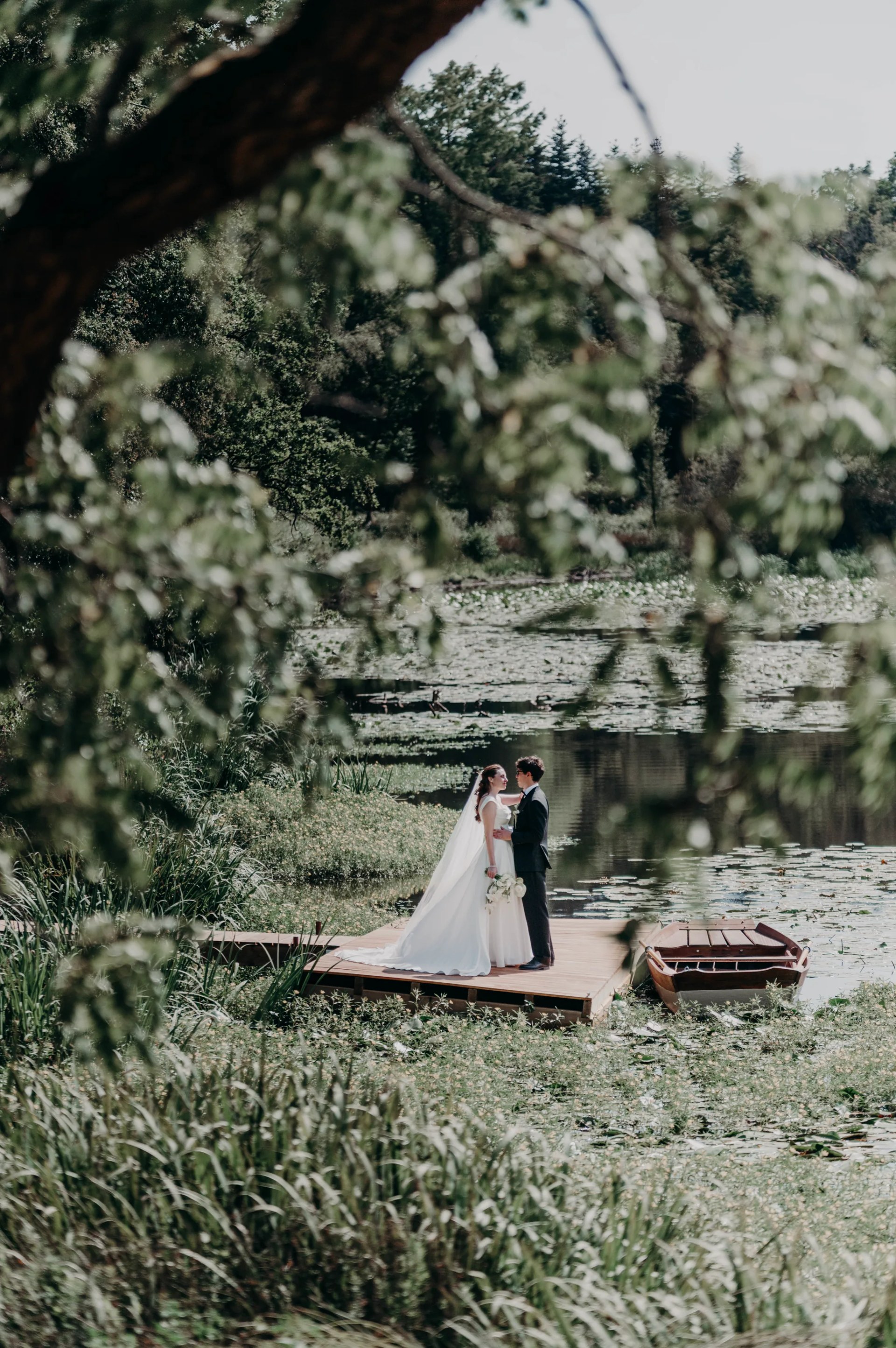La mariée reflétée dans le miroir du plan de table