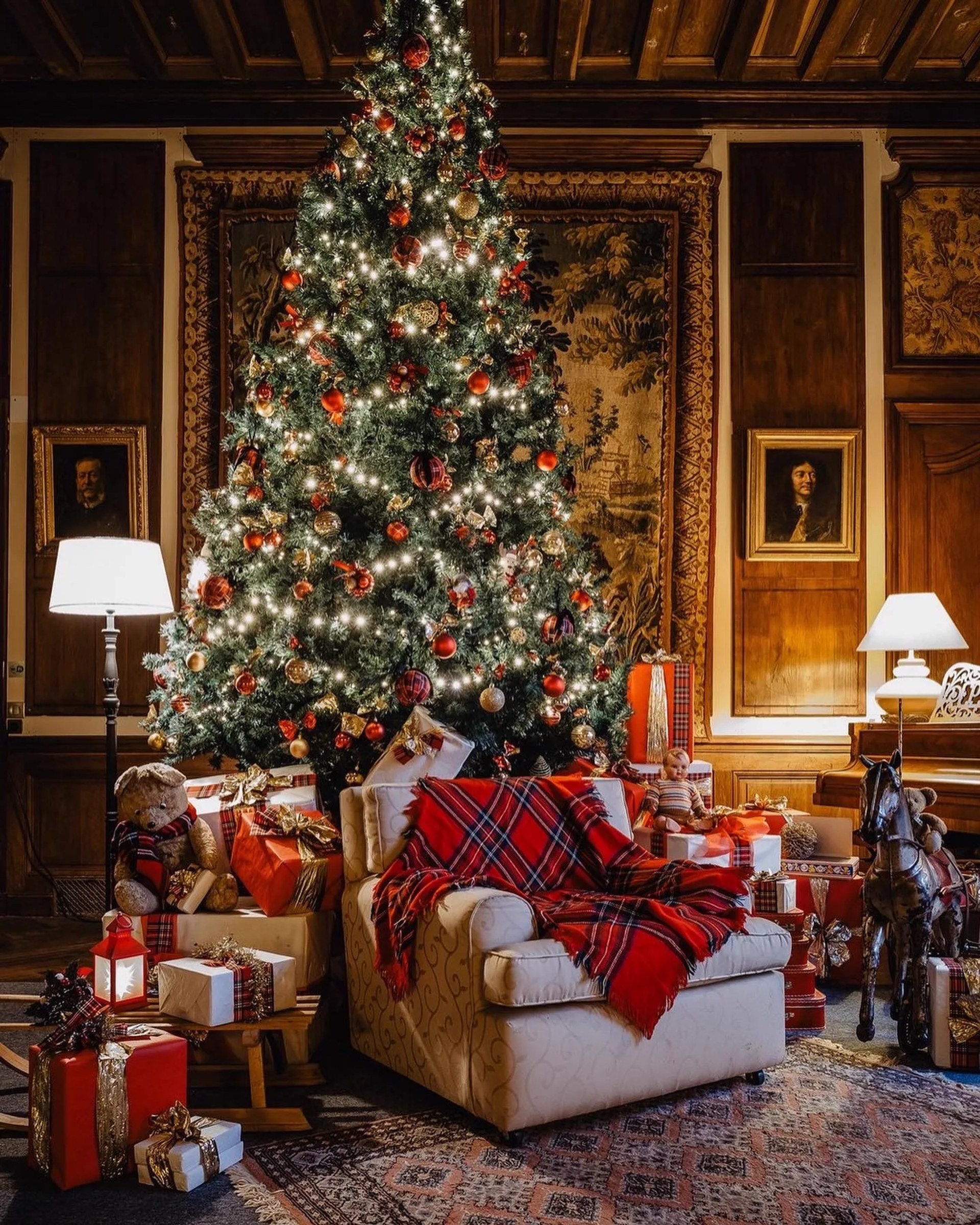 Le salon du Père Noël, sous le grand sapin décoré