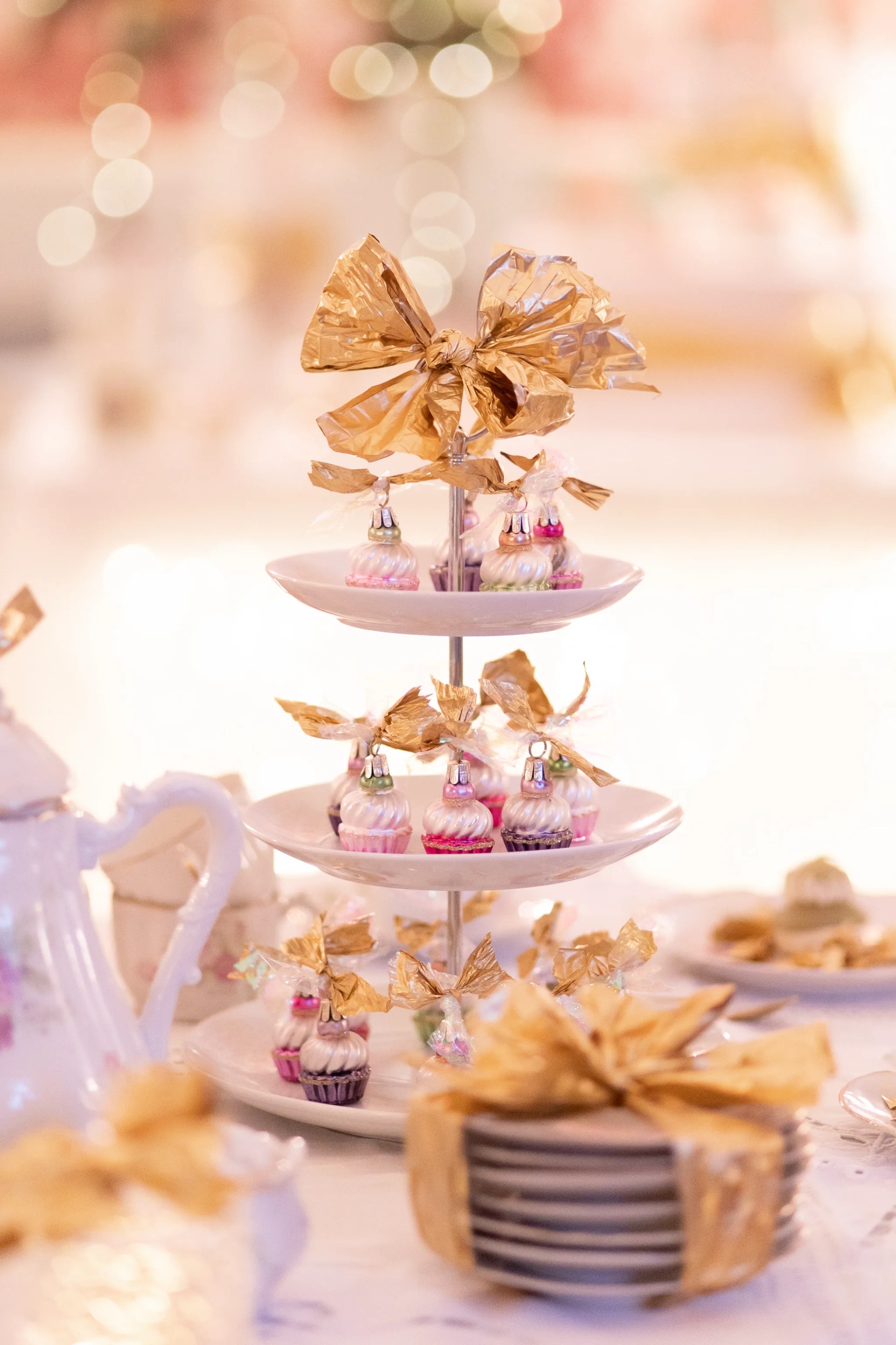 Le présentoir de pâtisseries de Noël, nappé de rubans dorés