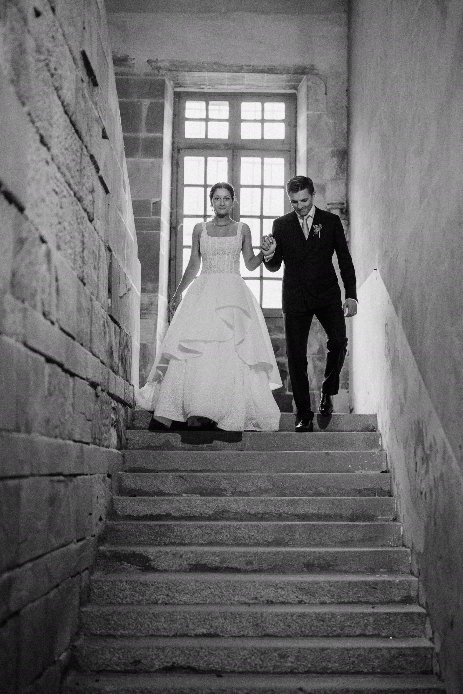 Les mariés descendant le grand escalier de pierre