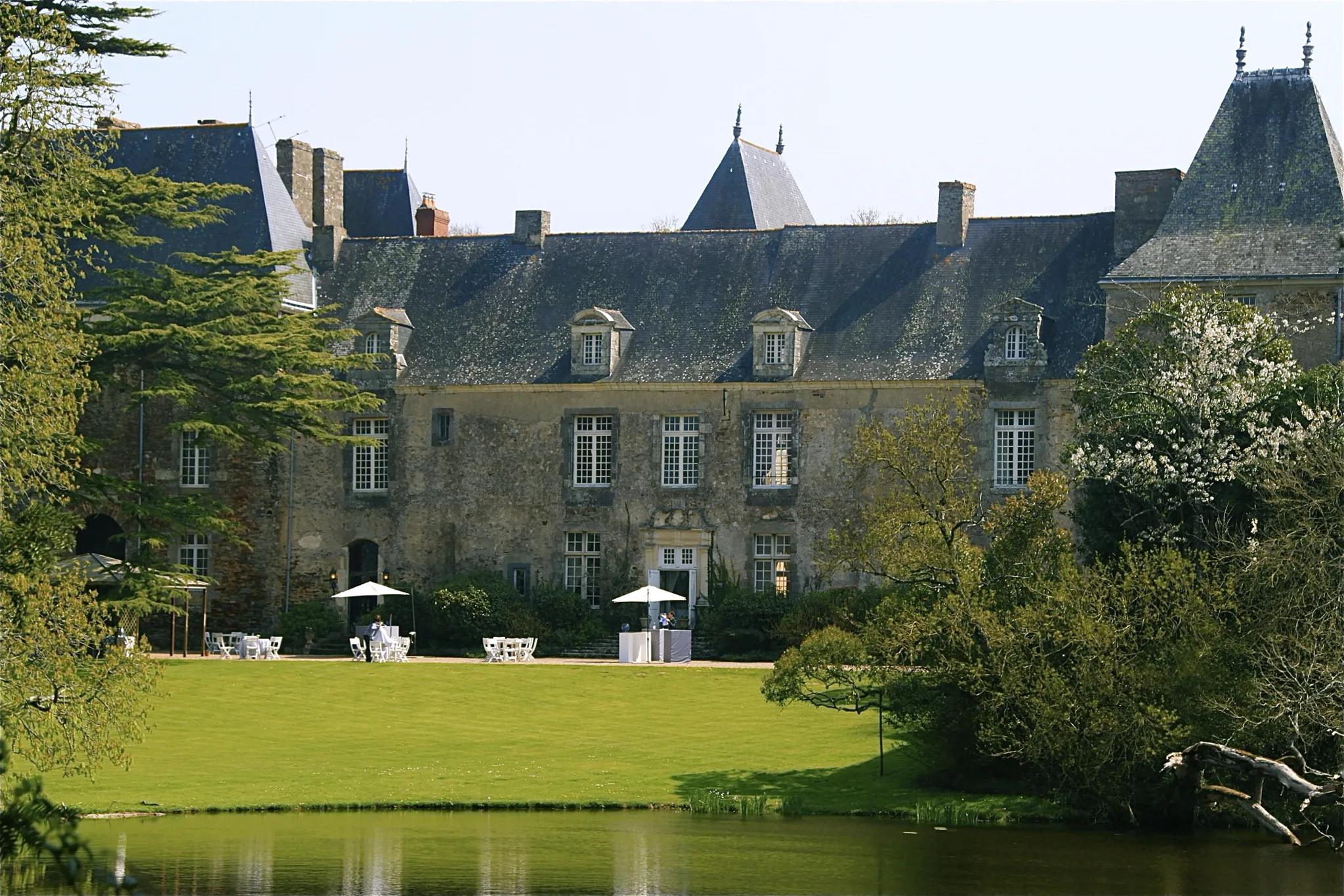 La façade ouest du château, vue depuis l'étang