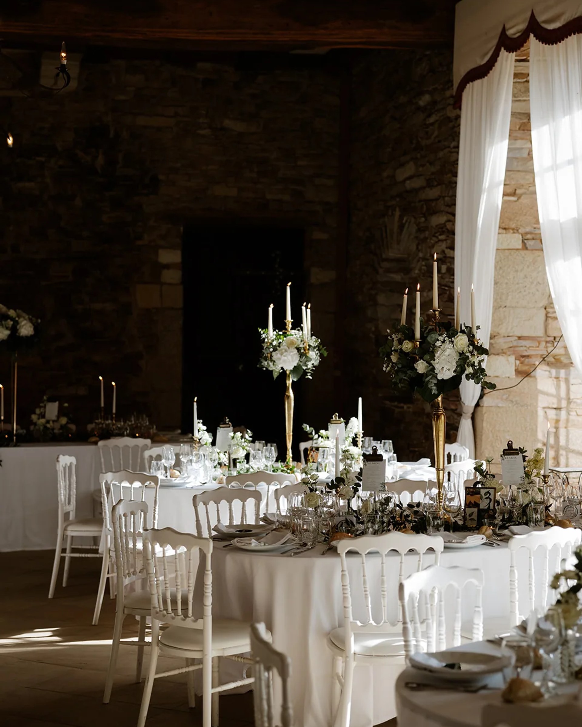 La salle de banquet dressée en blanc, équipée pour les réunions et les séminaires