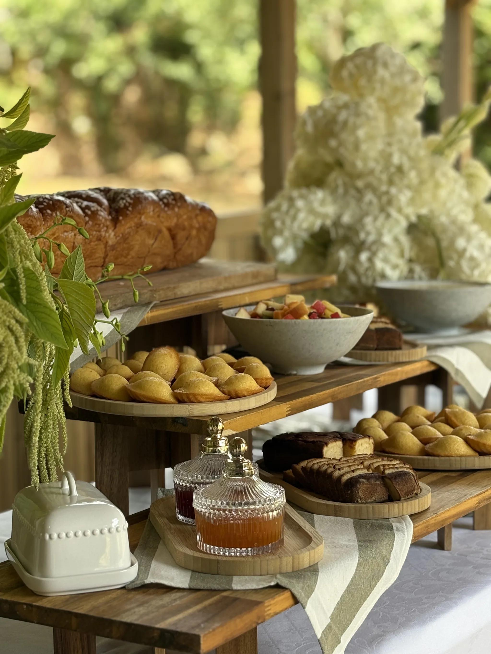 Le buffet du chef : viennoiseries, pâtisseries et pains du matin