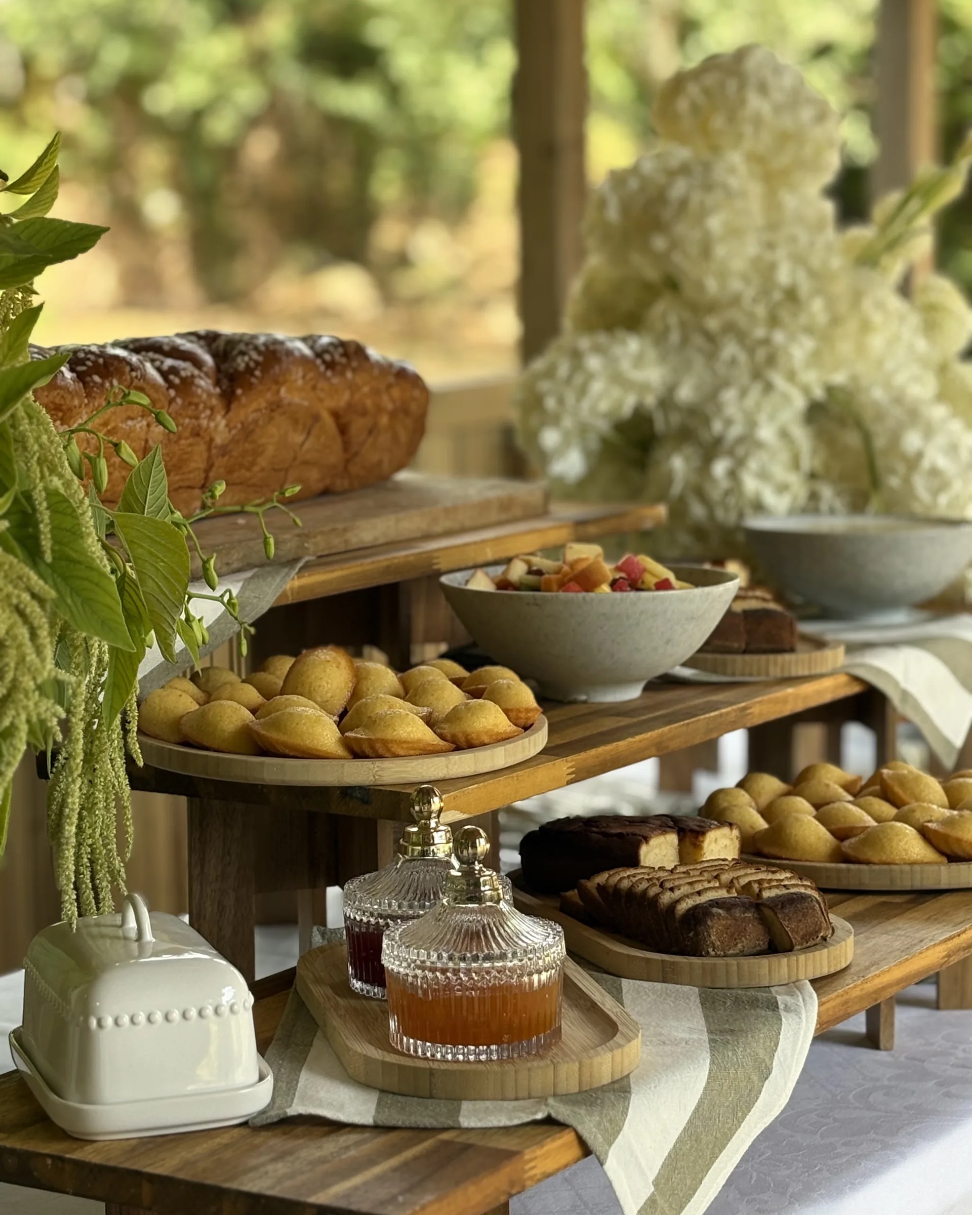 Le buffet du chef : viennoiseries, pâtisseries et pains du matin