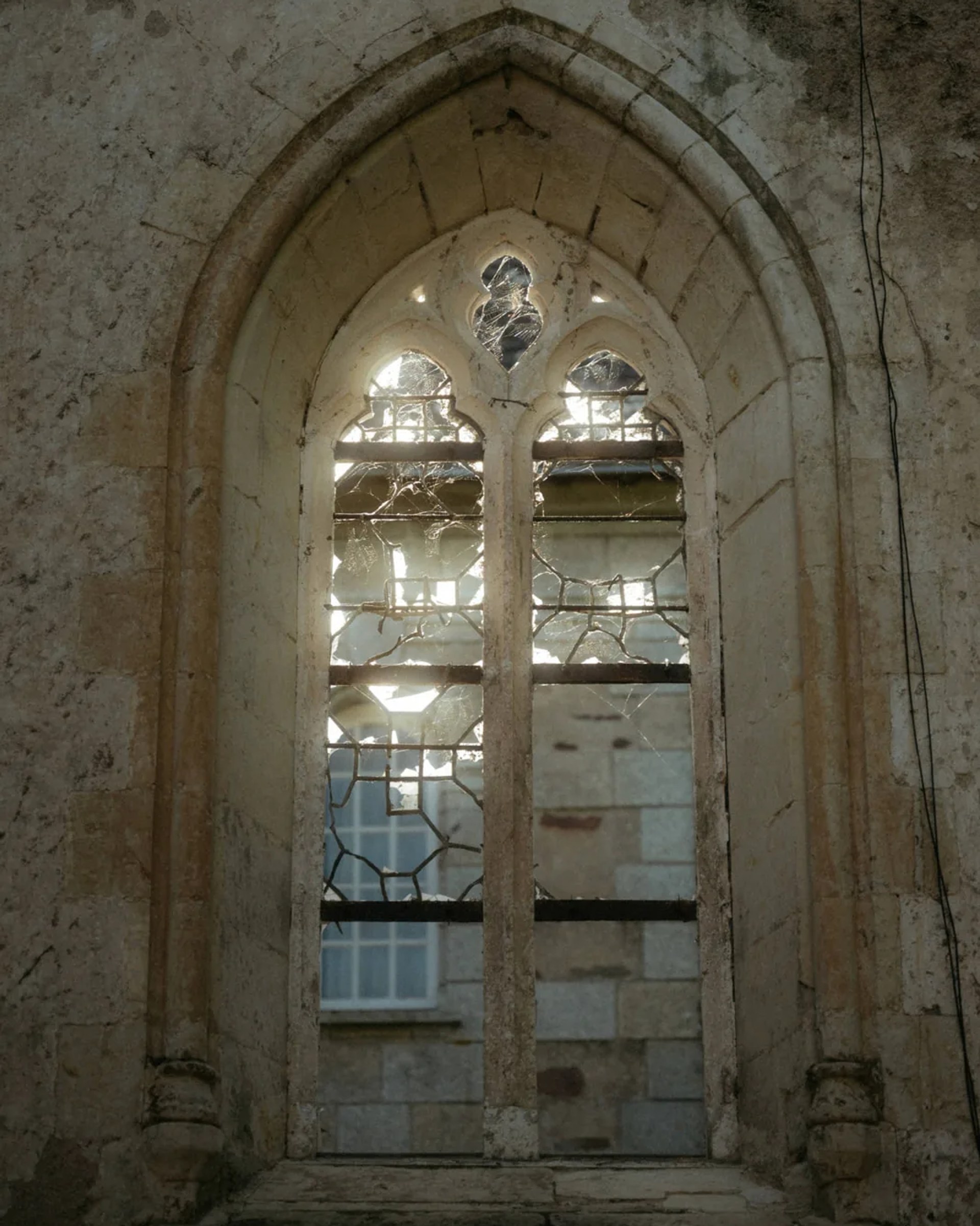 La fenêtre gothique de la chapelle, vue de l'intérieur
