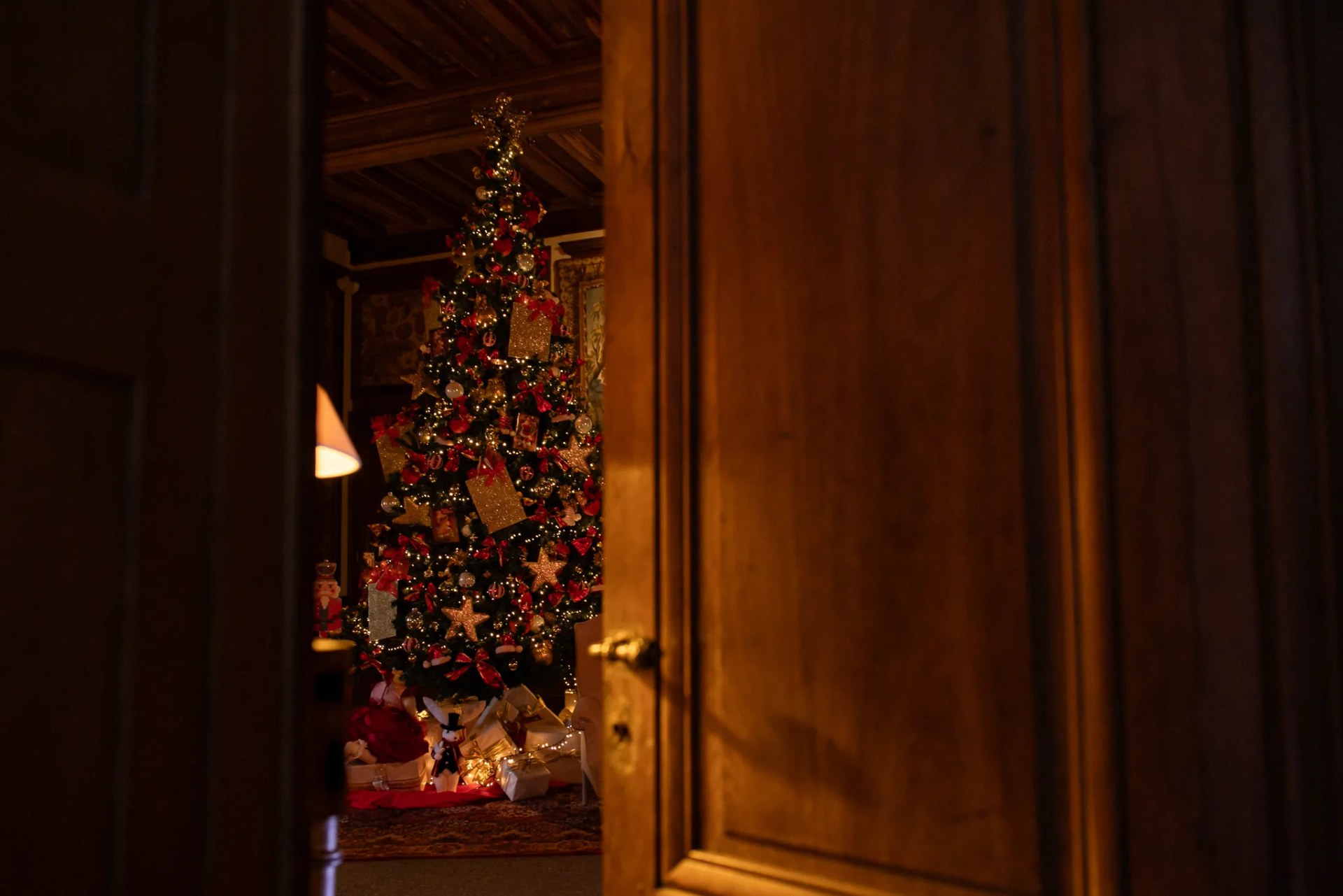 Le sapin de Noël aperçu depuis l'embrasure d'une porte