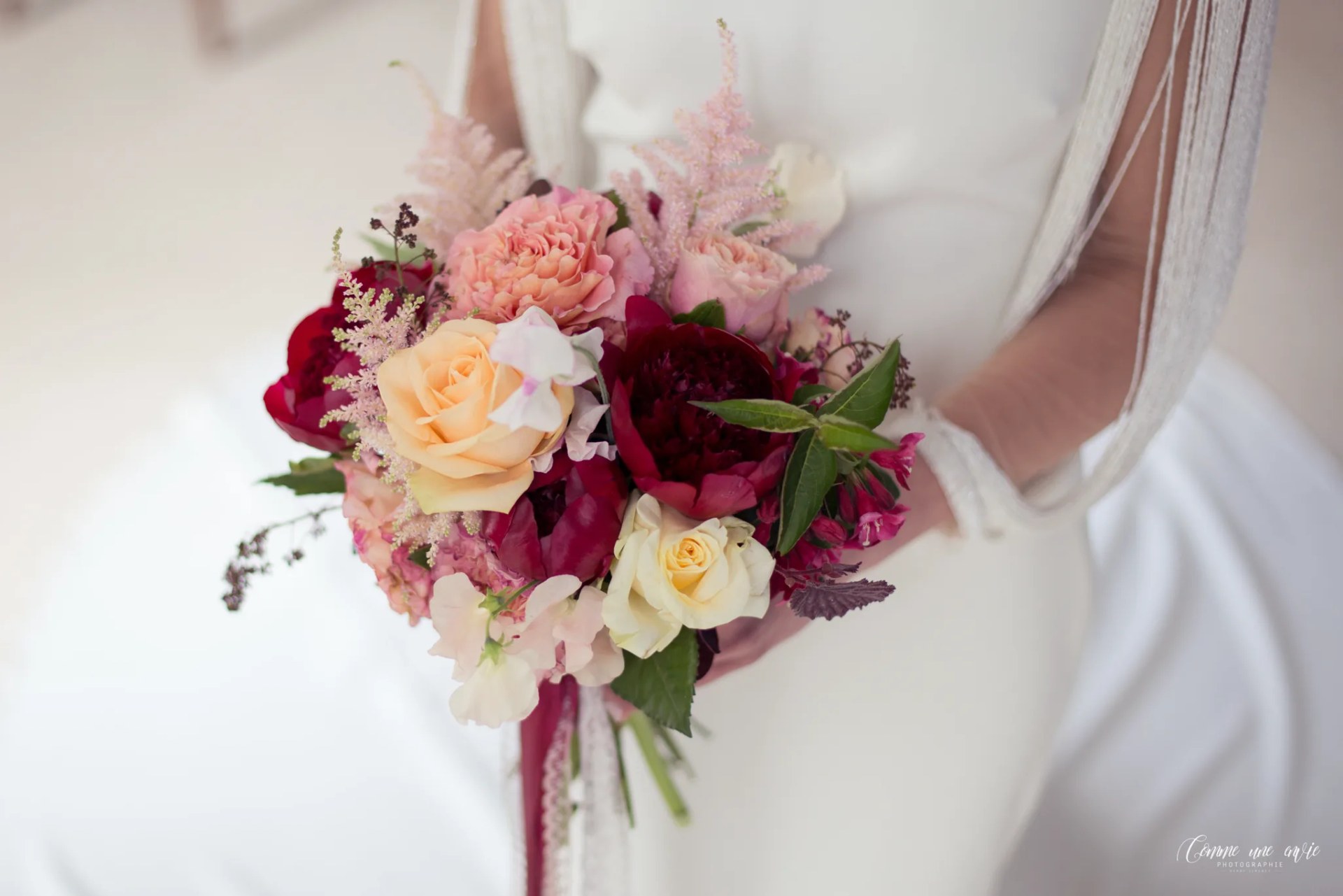 Le bouquet de la mariée, roses et pivoines aux tons framboise