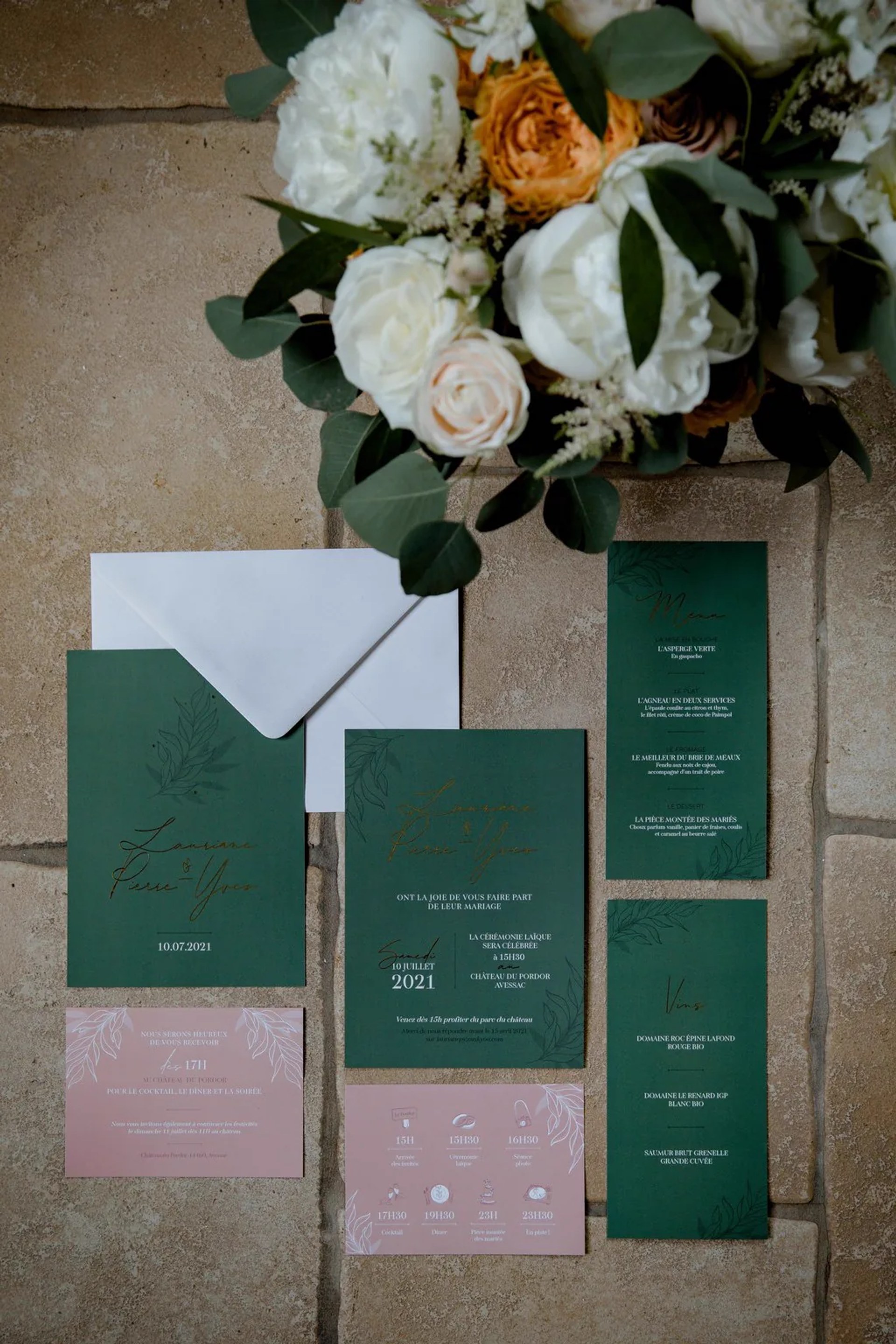 Papeterie de mariage vert sapin et bouquet de roses blanches