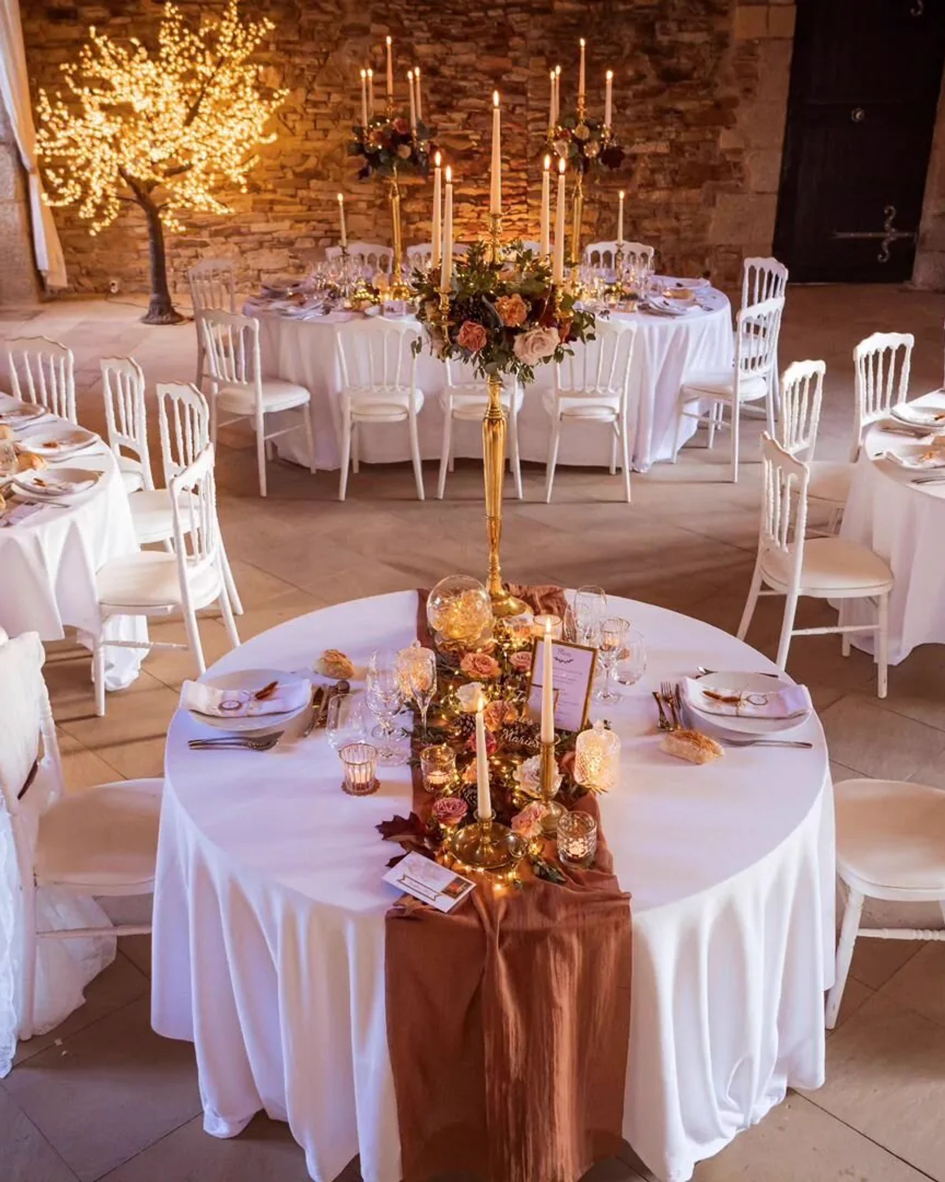 The banqueting hall set in terracotta tones, beneath its original beams