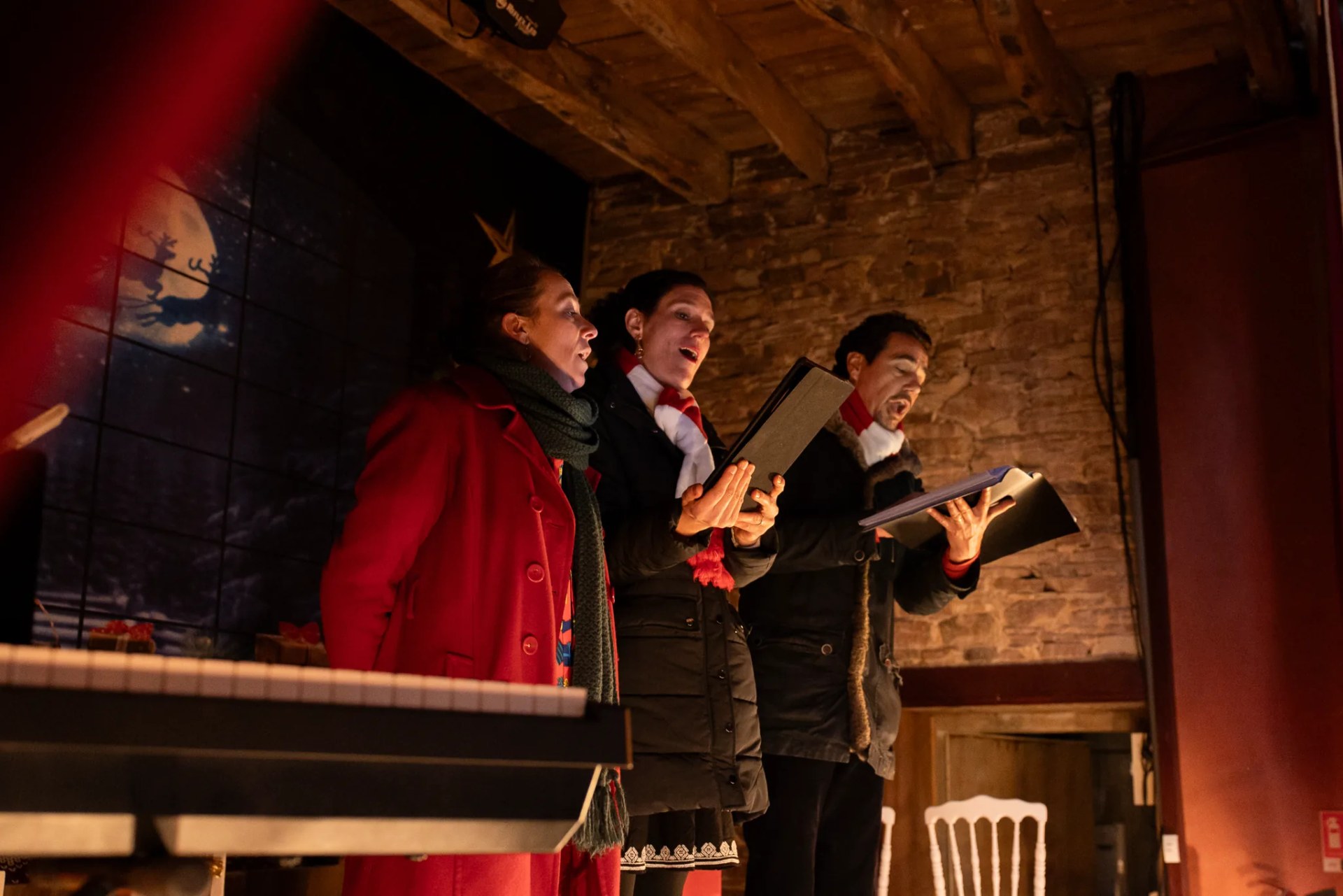 Les choristes en cape rouge, partitions à la main