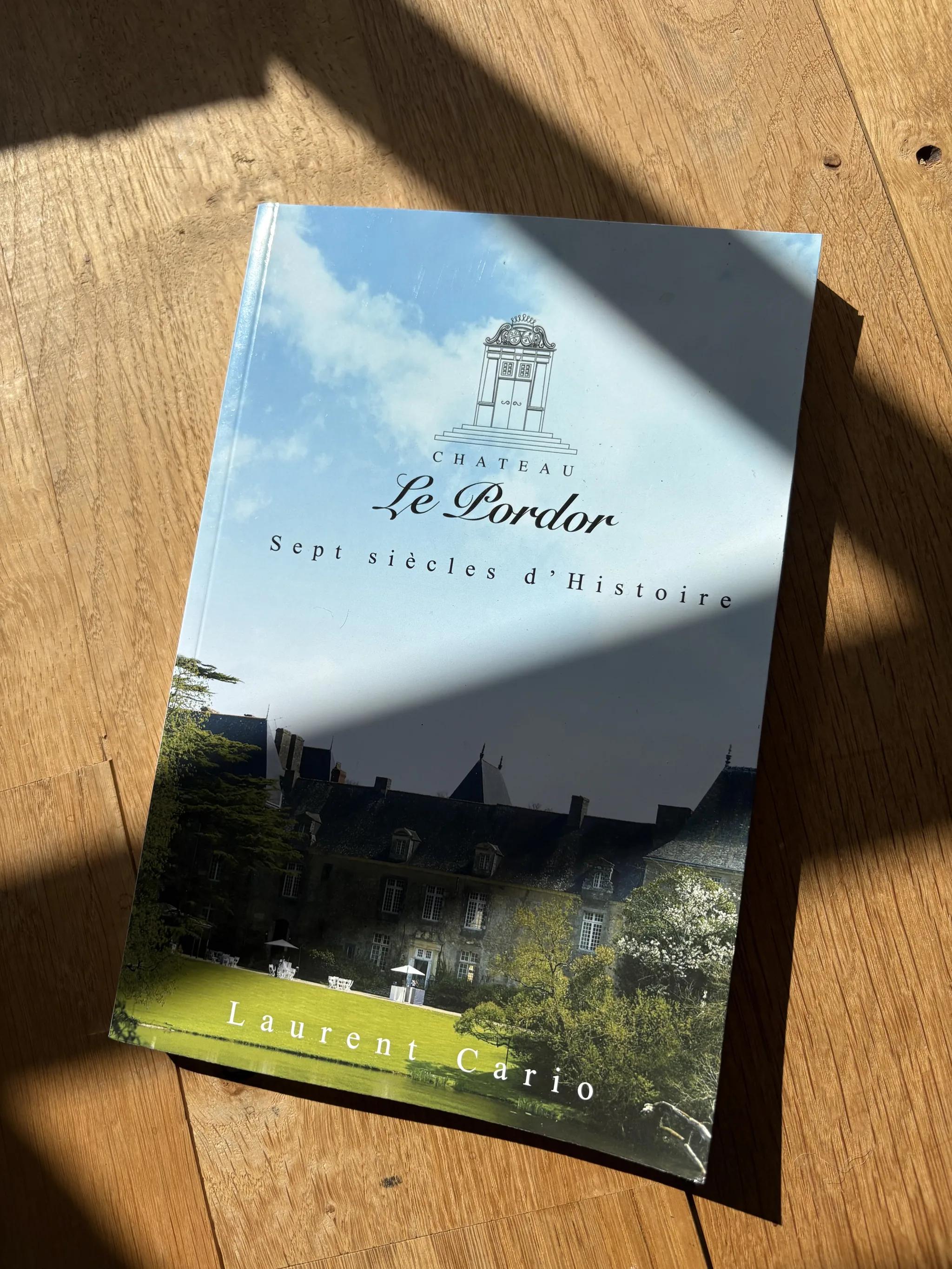 Le livre « Le Pordor, sept siècles d'Histoire », posé sur une table de bois