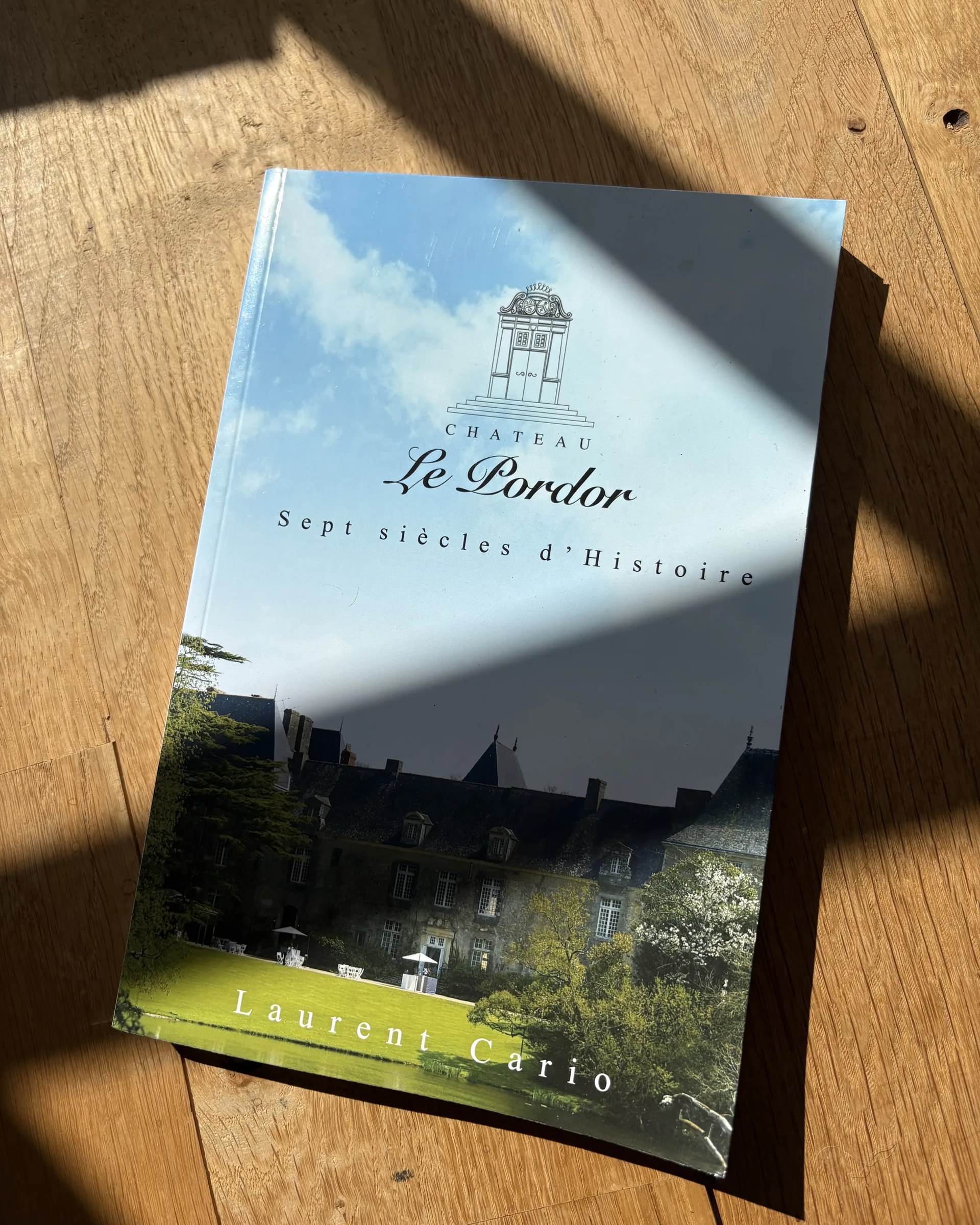 Le livre « Le Pordor, sept siècles d'Histoire », posé sur une table de bois