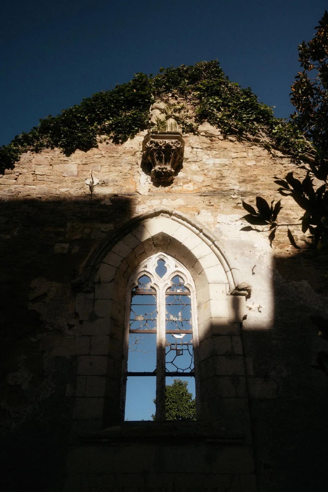 La cheminée médiévale du hall d'entrée, ornée de fleurs