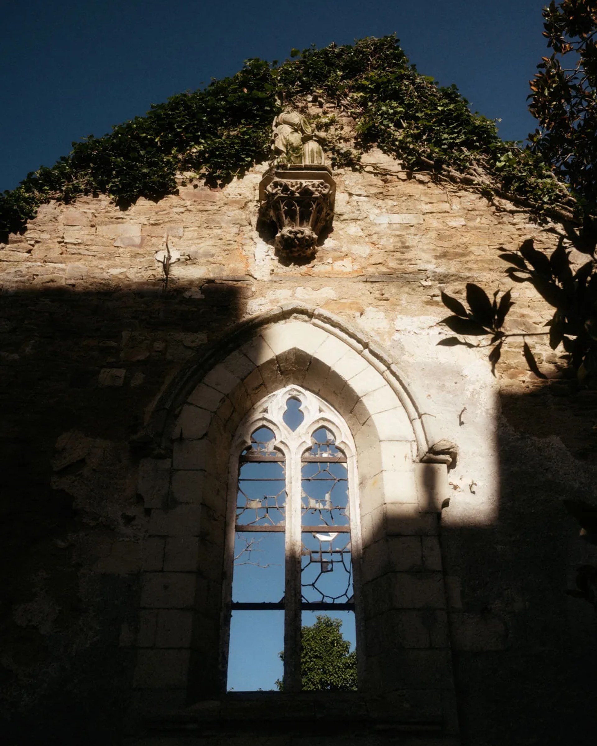 La cheminée médiévale du hall d'entrée, ornée de fleurs