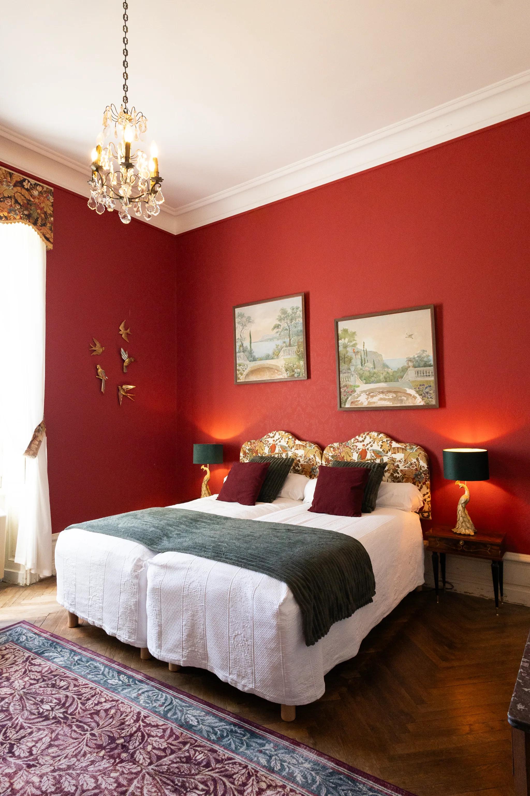 The Duke and Duchess suite, its red walls and chandelier