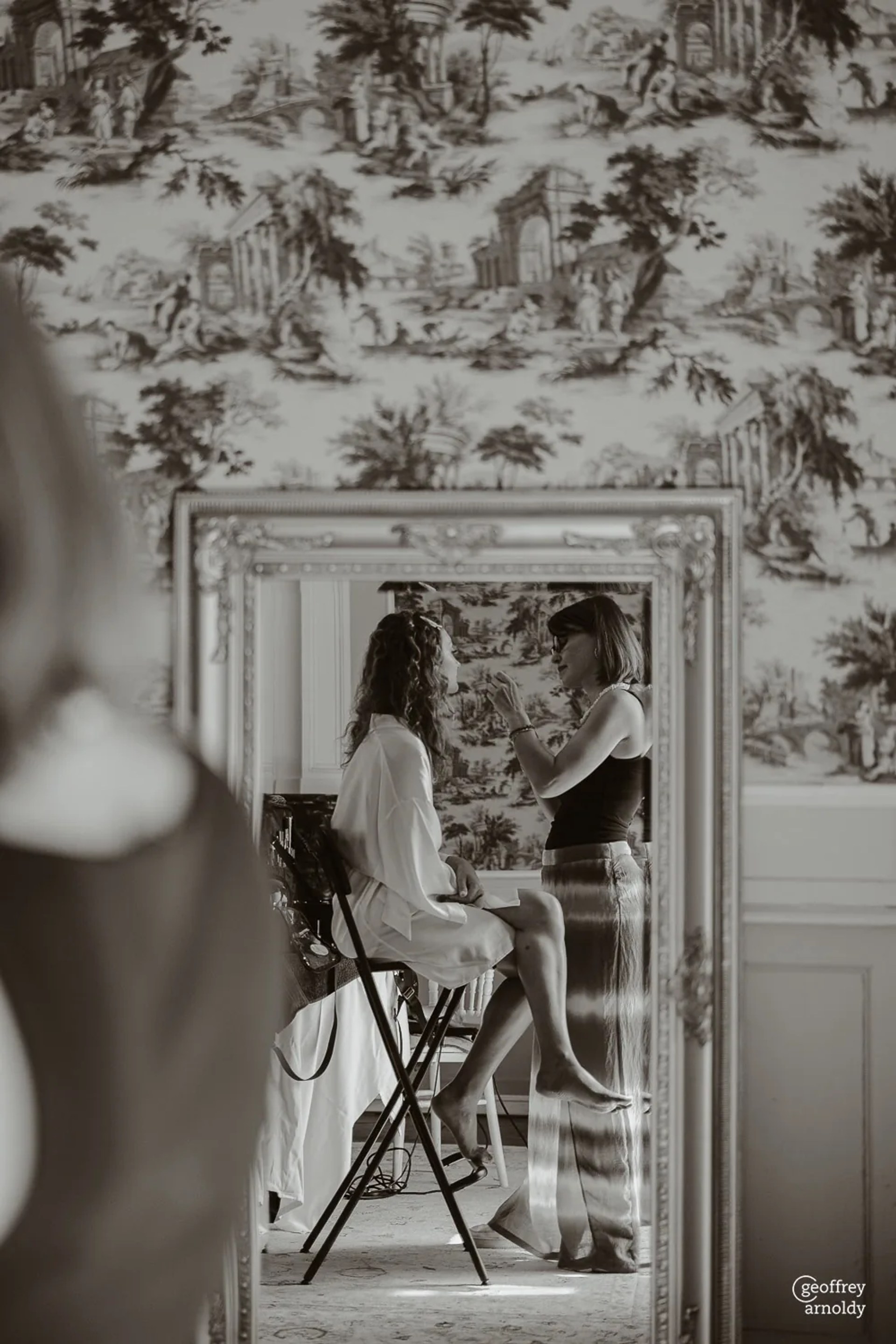 Coiffure de la mariée devant un miroir doré, papier peint toile de Jouy