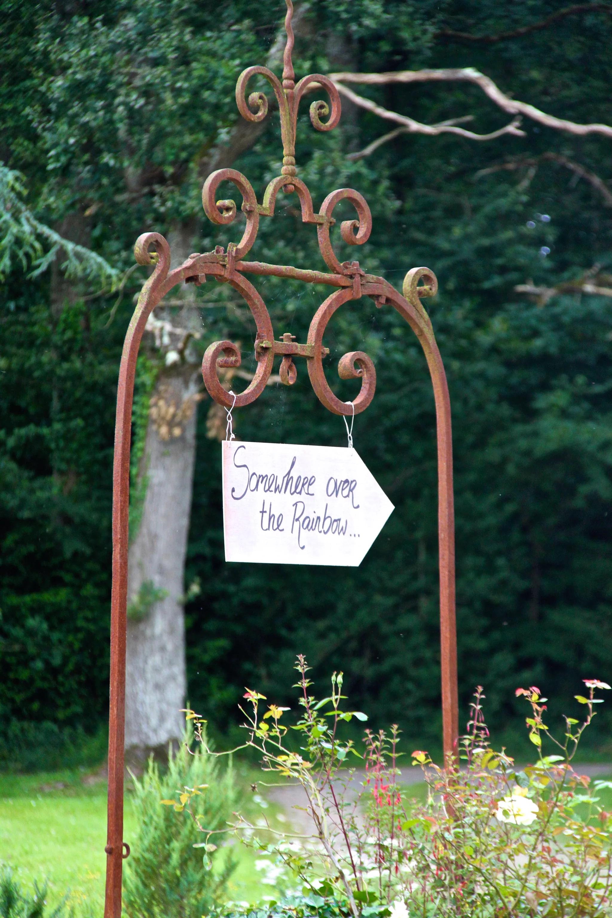 Le panneau de bienvenue du domaine, suspendu à une potence en fer forgé