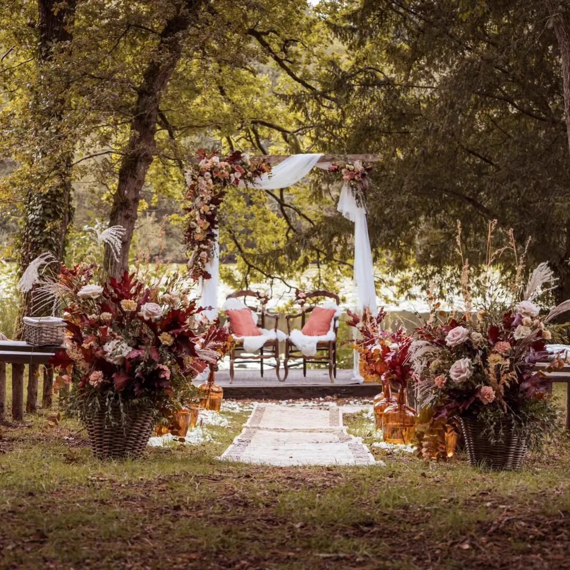Cérémonie en sous-bois, entre deux compositions florales automnales