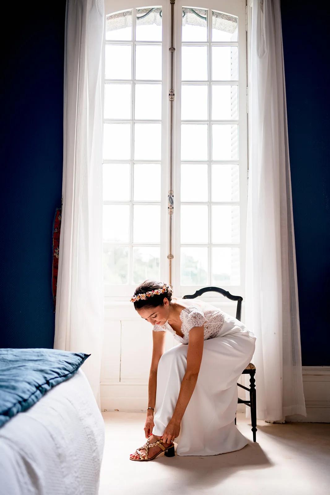 The blue bedroom: its bed, chaise longue and crystal chandelier