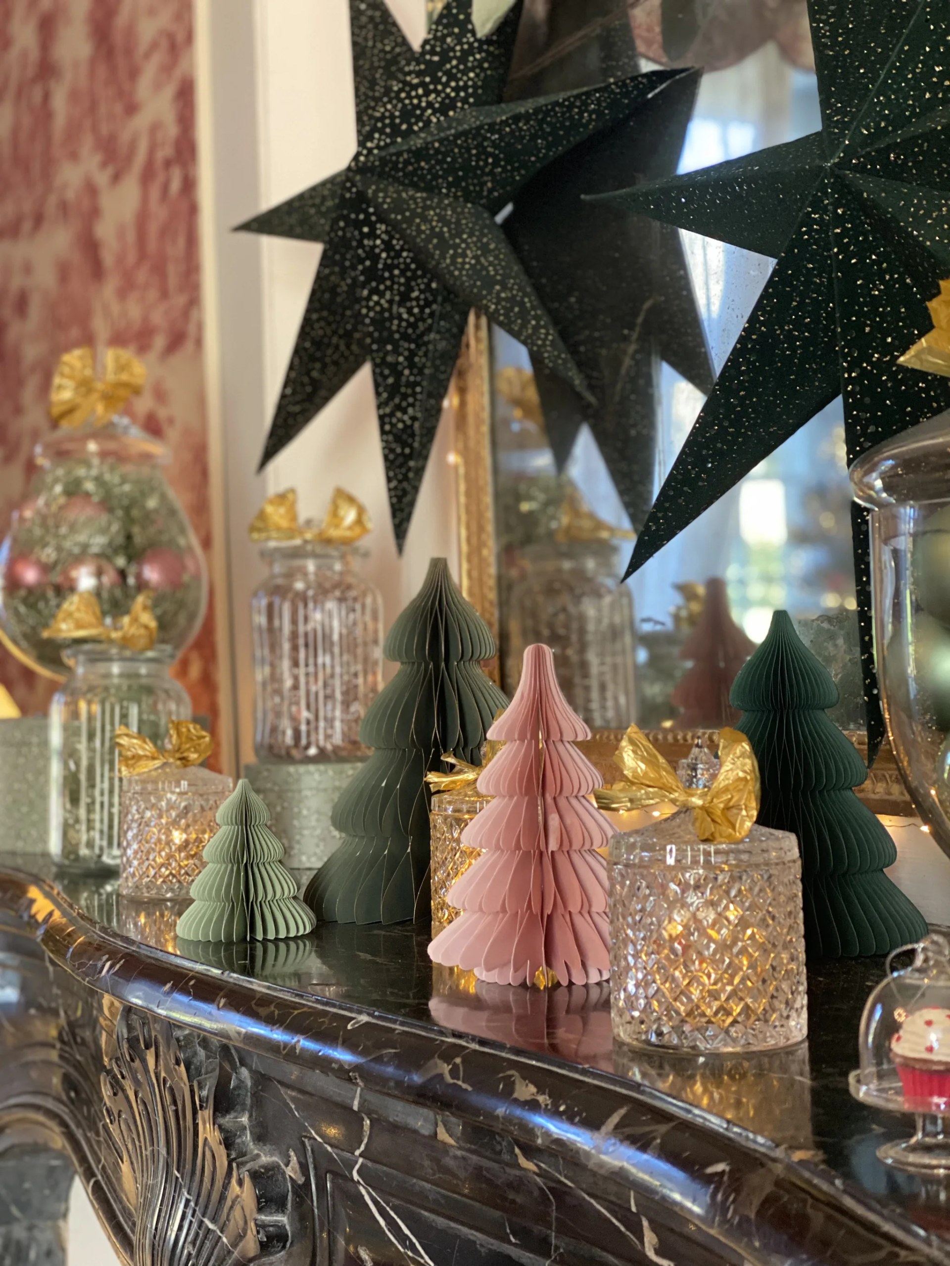 Décor de Noël : étoiles de papier, petits sapins et photophores