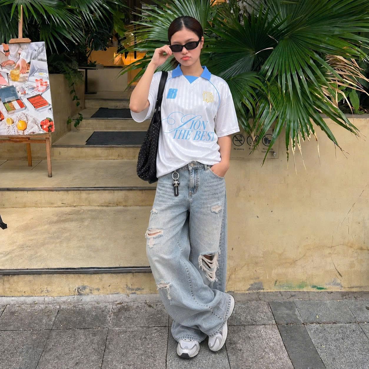 Nữ mặc áo polo jersey retro trắng xanh pastel phối jeans rách ống rộng