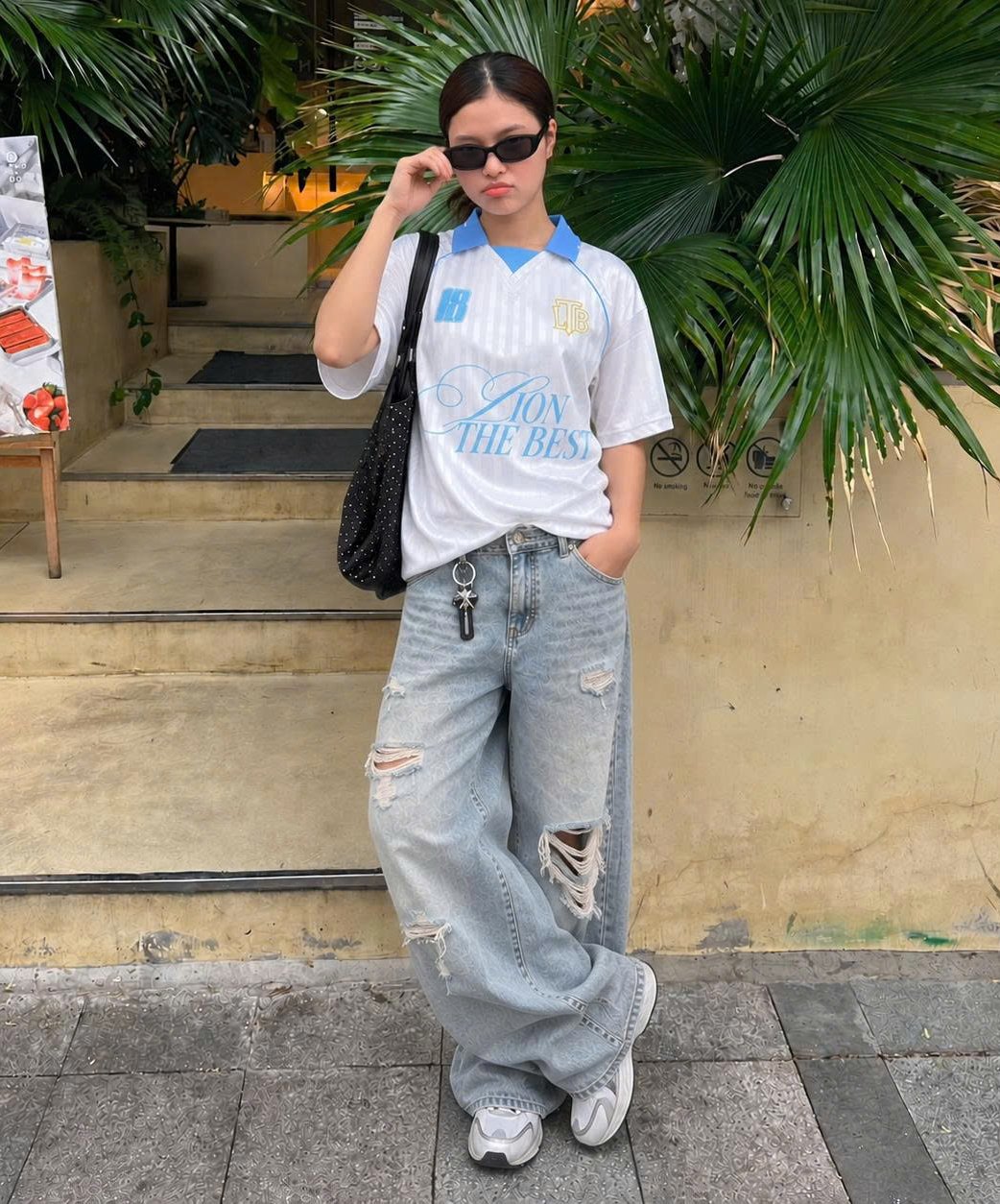 Nữ mặc áo polo jersey retro trắng xanh pastel phối jeans rách ống rộng