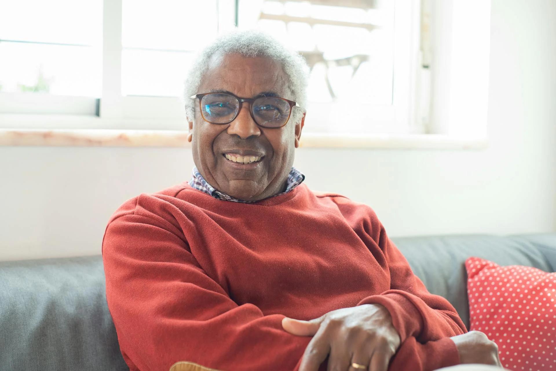 Seniors vivant seuls : le guide complet pour assurer leur sécurité au quotidien en 2026