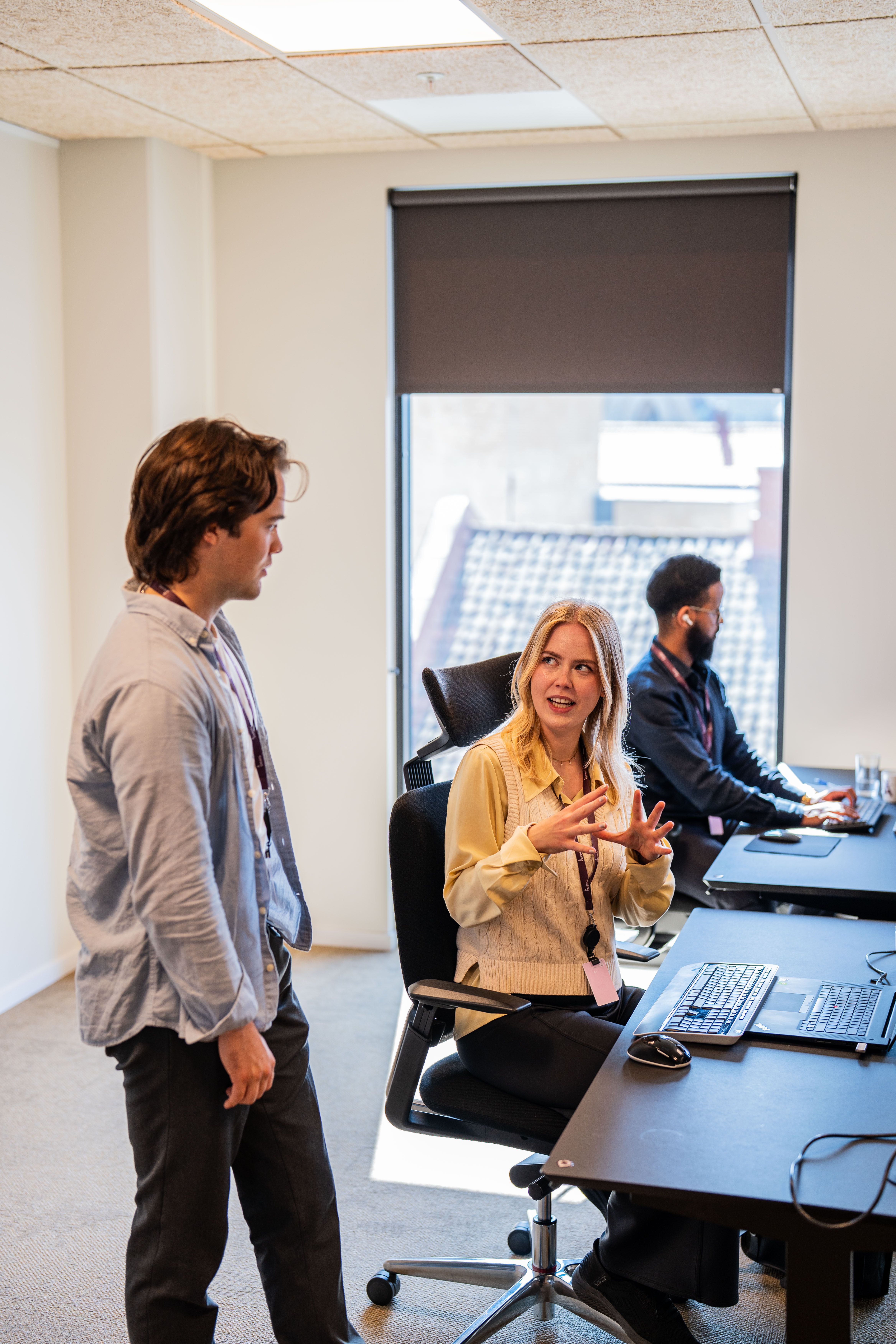 Skjermer. Person jobber.