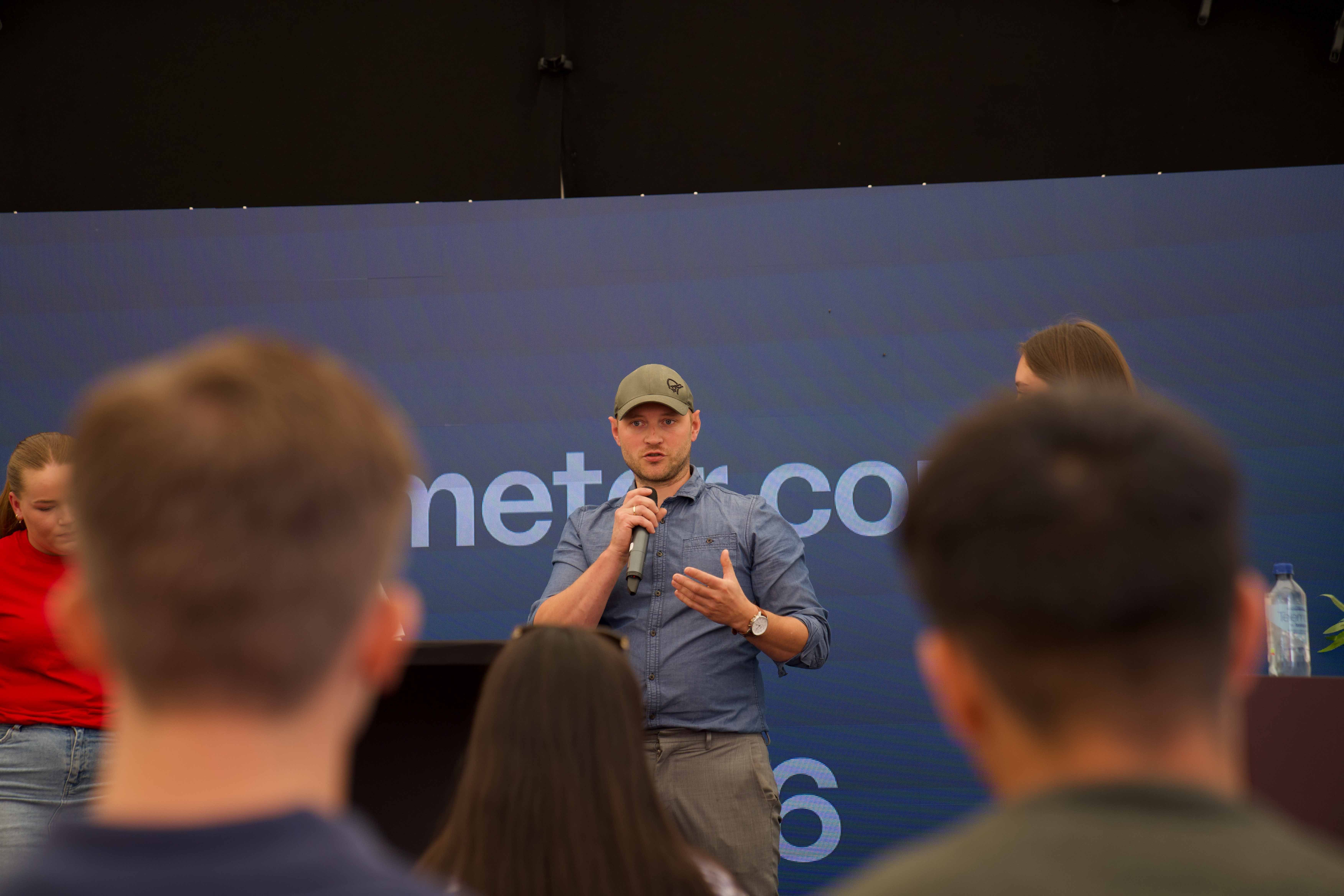 Student fra UiA på scenen