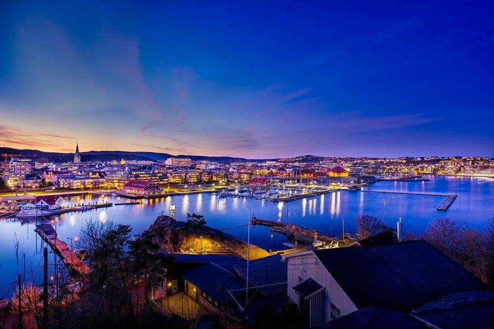 Bebyggelse, elv, himmel, by. Foto.