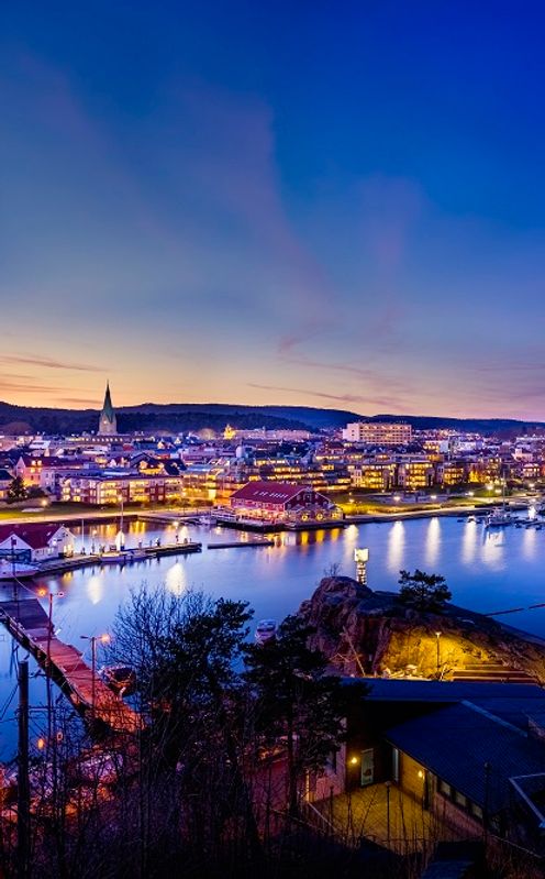 Bebyggelse, elv, himmel, by. Foto.