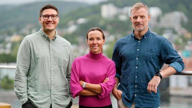 Ansatt på kontor med pc