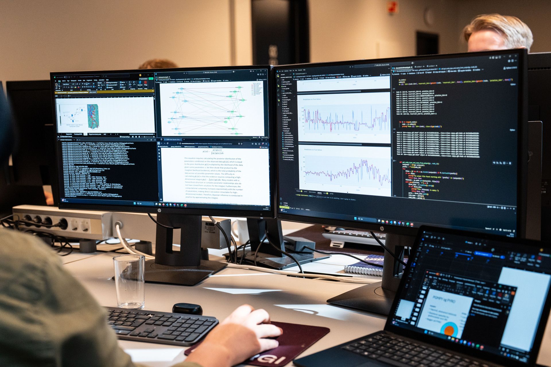 Person jobber ved mange skjermer
