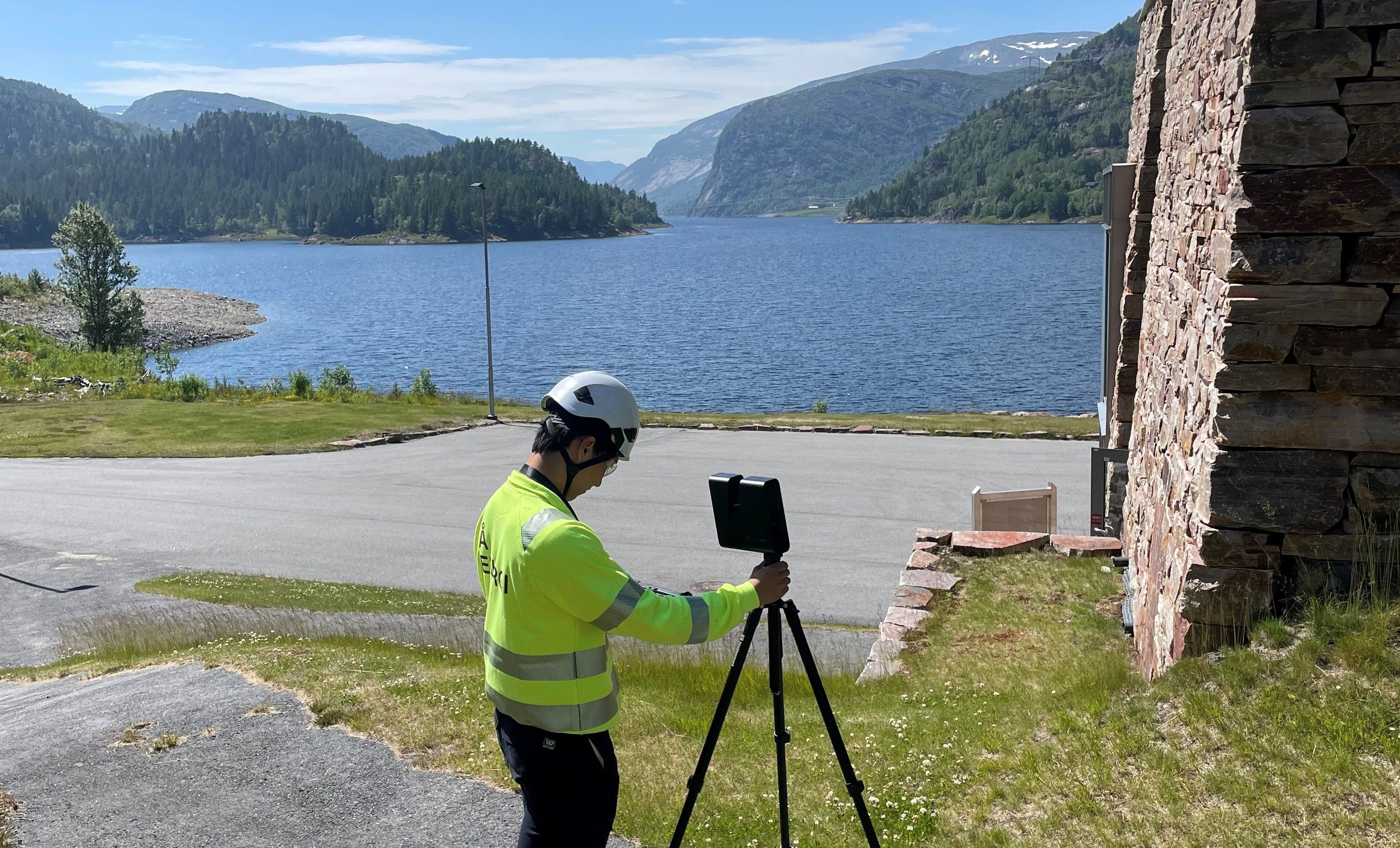 Mann ipad utendørs kraftstasjon vann