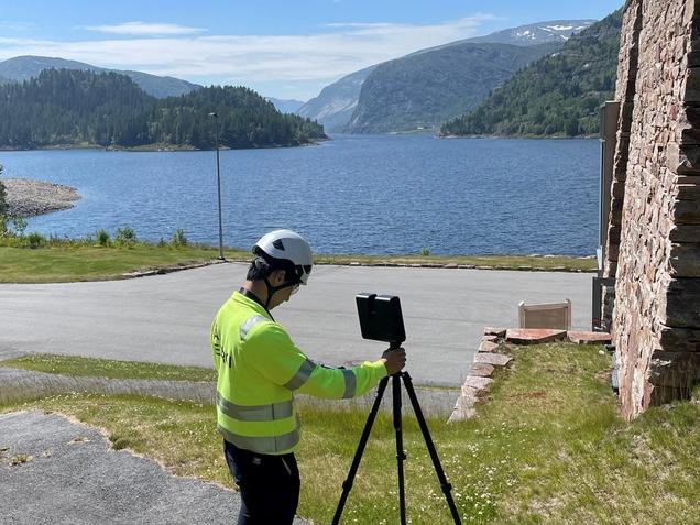 Mann ipad utendørs kraftstasjon vann