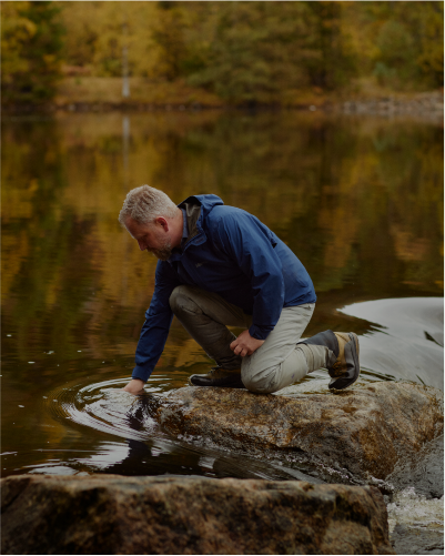 Aleksander, biolog tar vannprøver