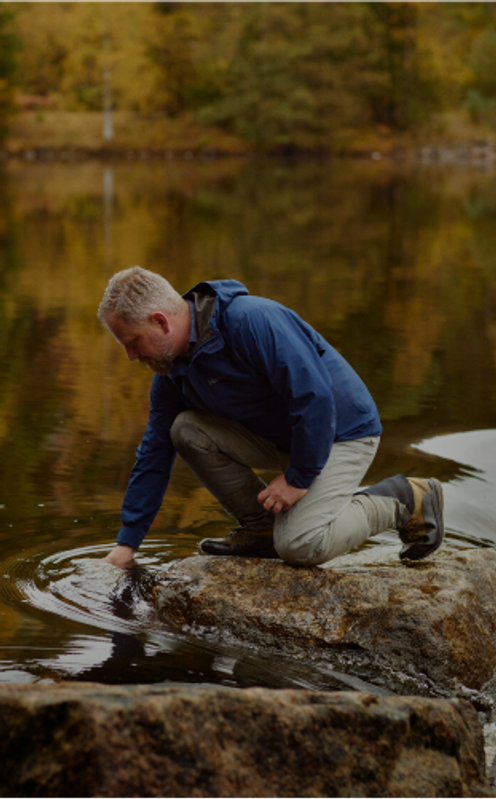 Aleksander, biolog tar vannprøver