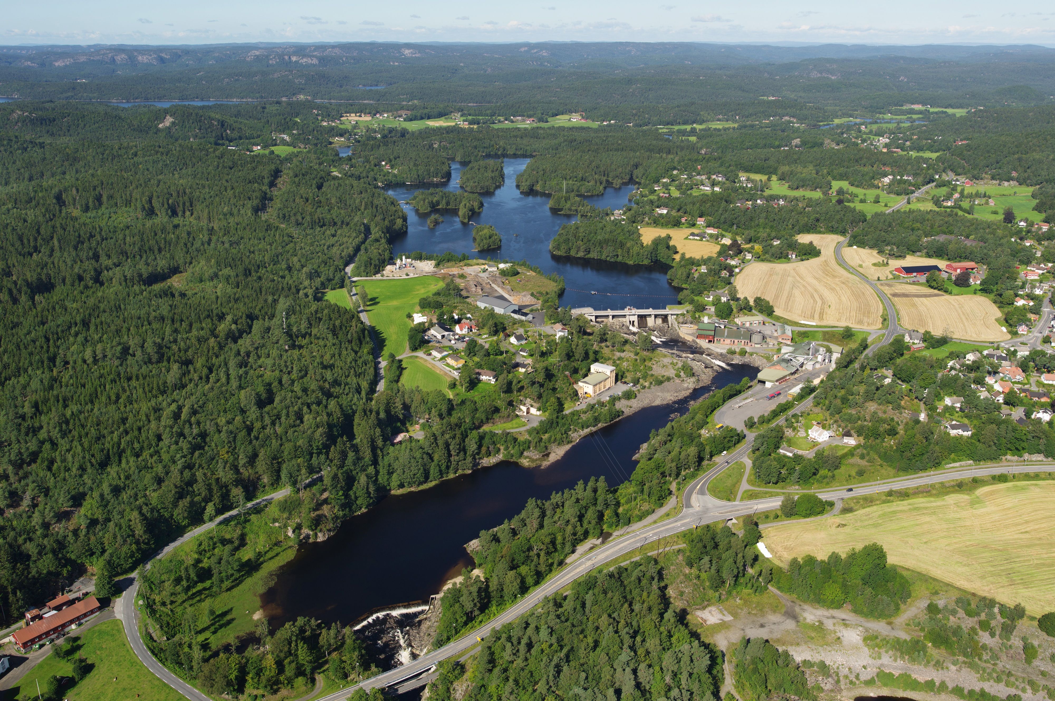 Luftfoto av kraftverk. Foto. 