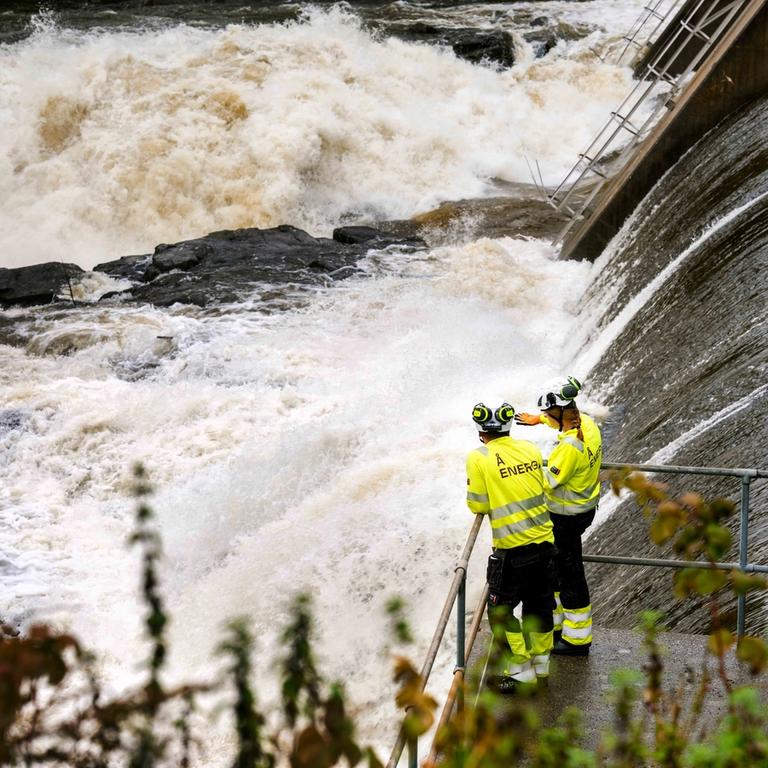 to ingeniører studerer et kraftverk