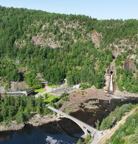 Kraftverk, vann, elv, skog. Foto.