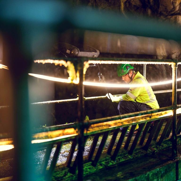 ingeniør jobber på kraftverk