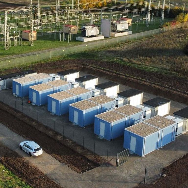 lysende vei om kvelden