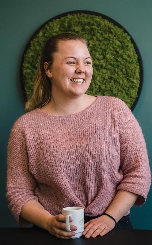 To mennesker i samtale i kontorlandskap. Foto.