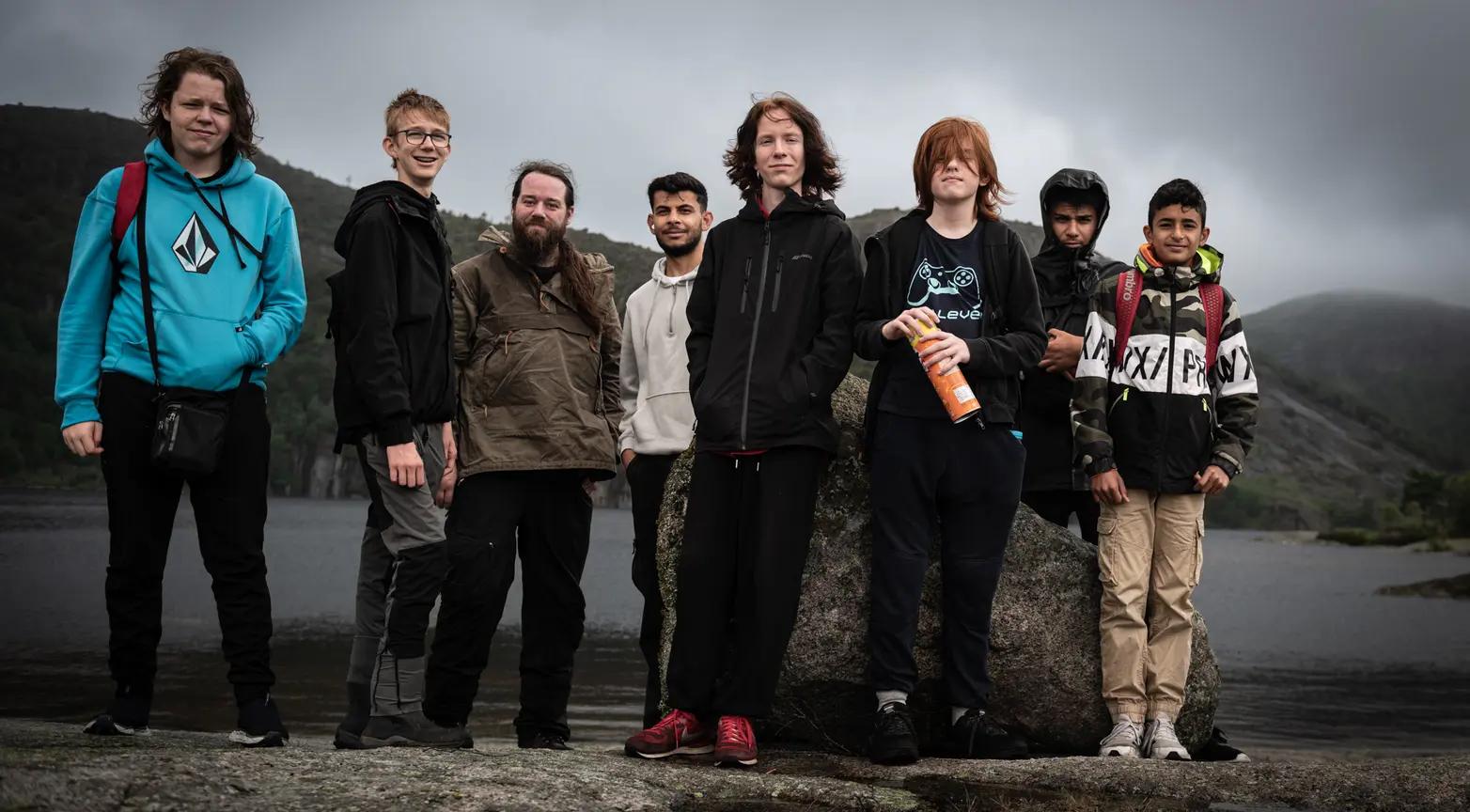 Et bilde av 8 ungdomsgutter