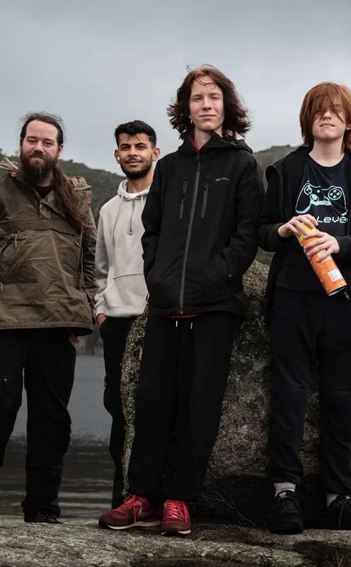 Et bilde av 8 ungdomsgutter