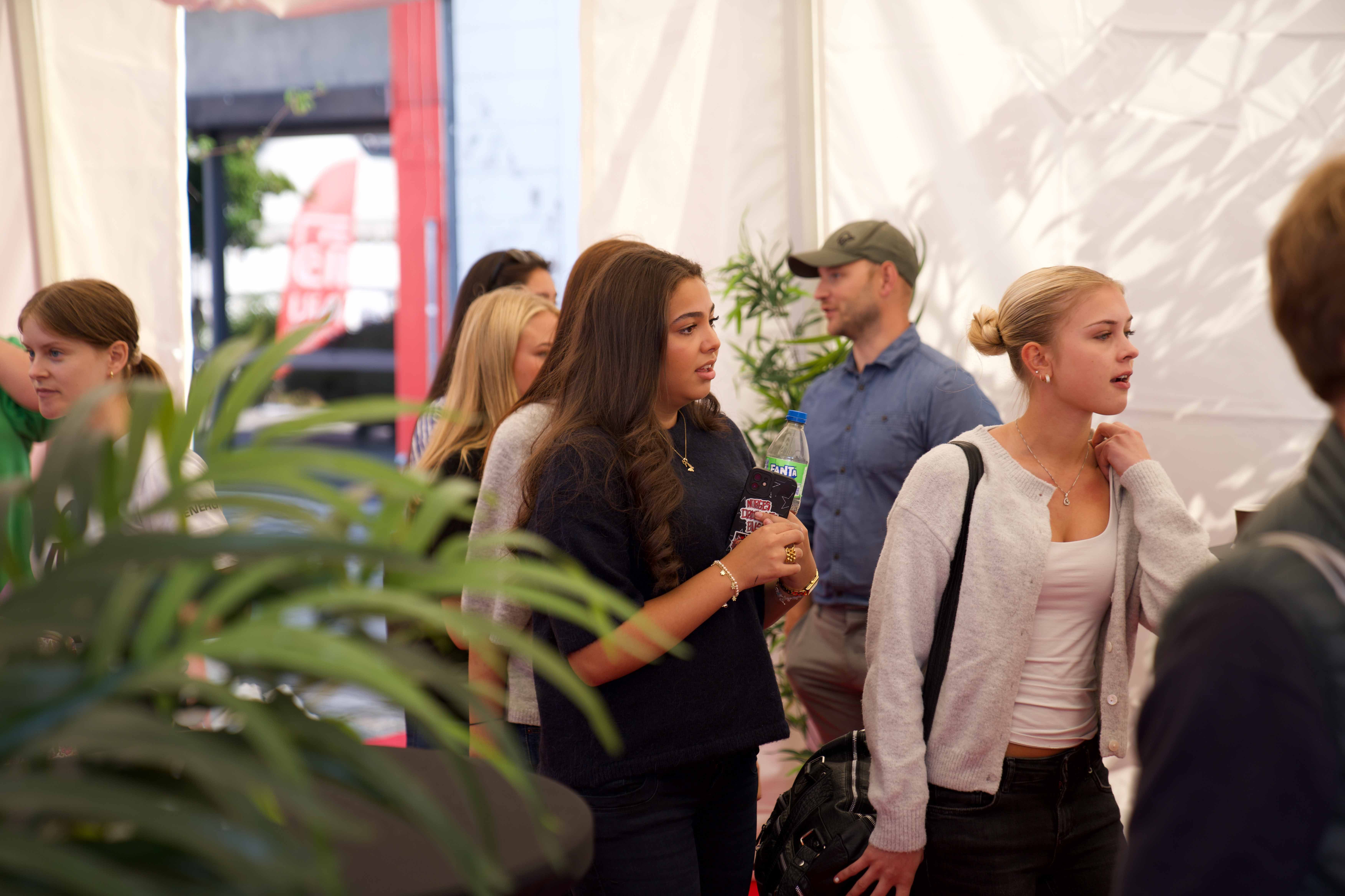 Ungdommer på vei inn i UiA-teltet