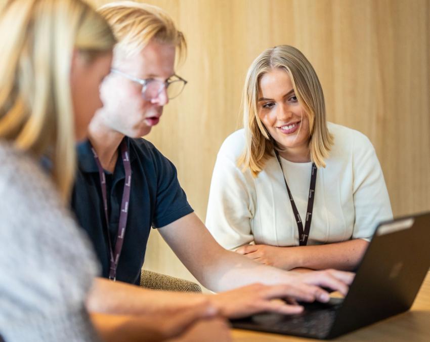 Tre studenter i arbeid. PC. TO kvinner.