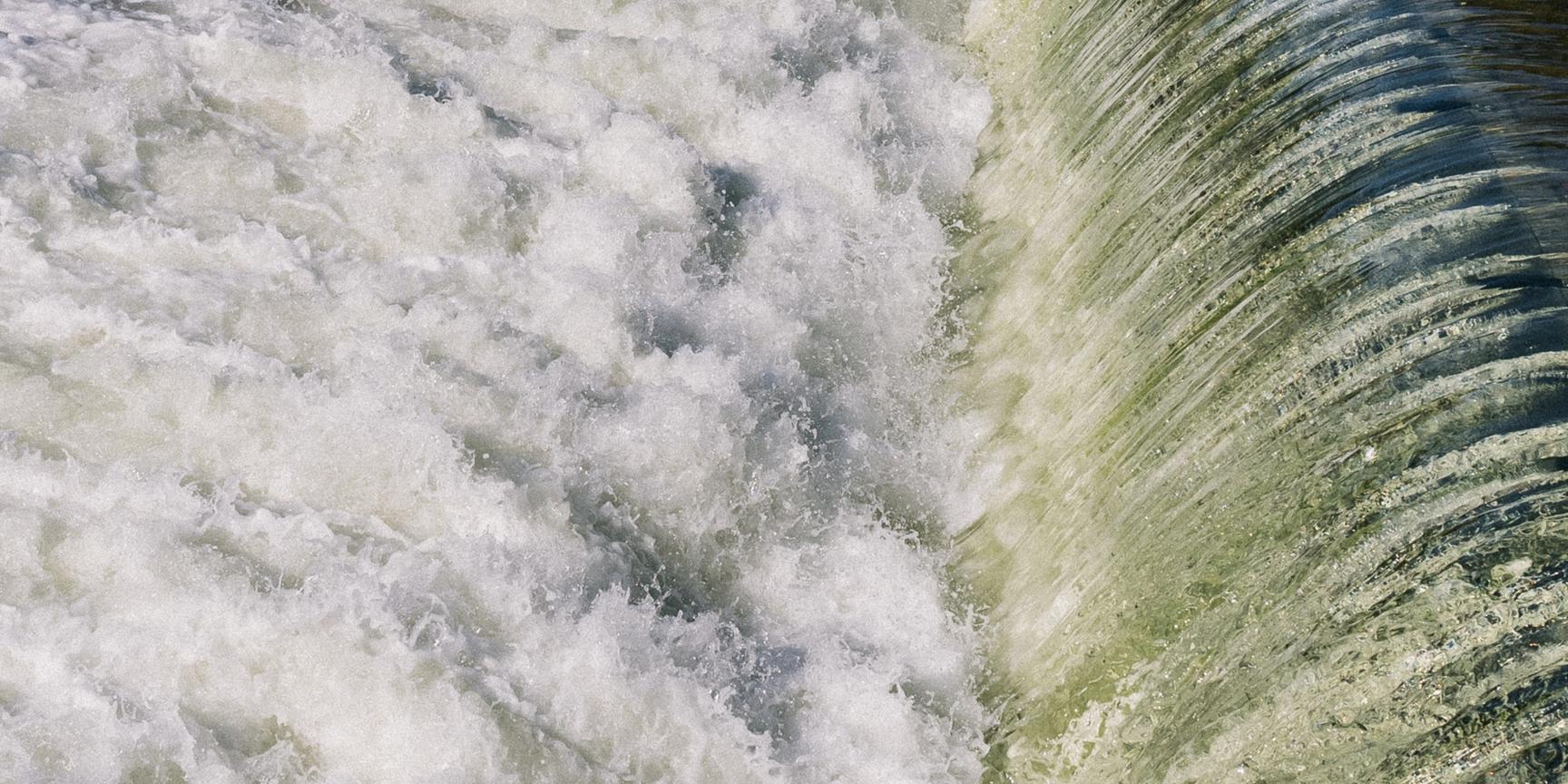 Vann, foss, dam. Foto.