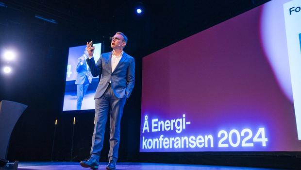 Steffen Syvertsen på scenen under Å Energi-konferansen
